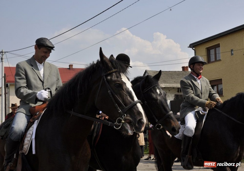 Zdjęcie w galerii na portalu naszraciborz.pl: Biskupa wsadzili do królewskiej karocy wiadomości z regionu
