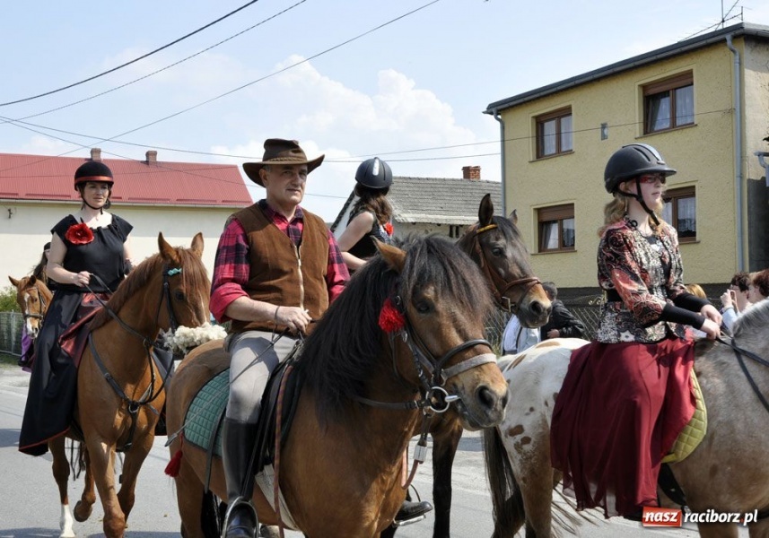 Zdjęcie w galerii na portalu naszraciborz.pl: Biskupa wsadzili do królewskiej karocy wiadomości z regionu
