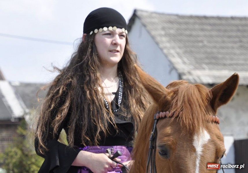 Zdjęcie w galerii na portalu naszraciborz.pl: Biskupa wsadzili do królewskiej karocy wiadomości z regionu