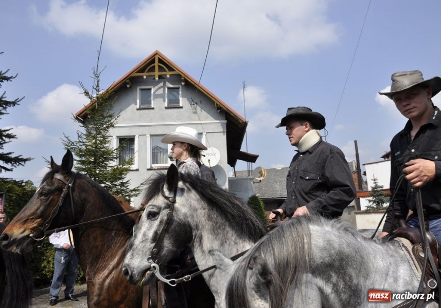 Zdjęcie w galerii na portalu naszraciborz.pl: Biskupa wsadzili do królewskiej karocy wiadomości z regionu