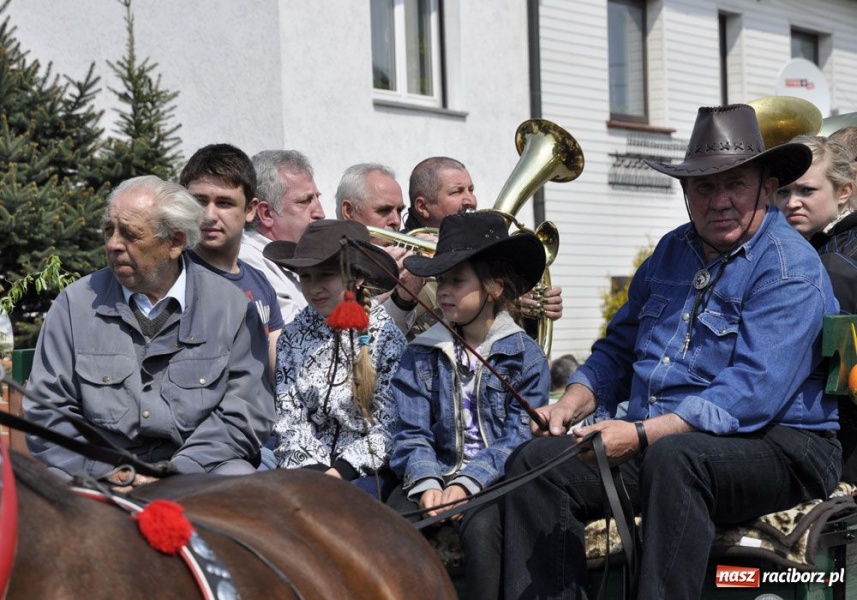 Zdjęcie w galerii na portalu naszraciborz.pl: Biskupa wsadzili do królewskiej karocy wiadomości z regionu