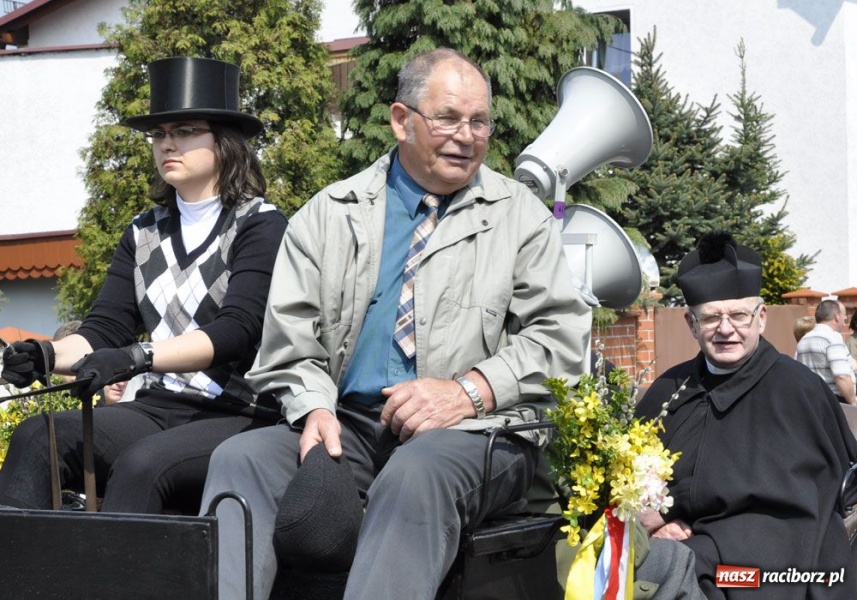 Zdjęcie w galerii na portalu naszraciborz.pl: Biskupa wsadzili do królewskiej karocy wiadomości z regionu