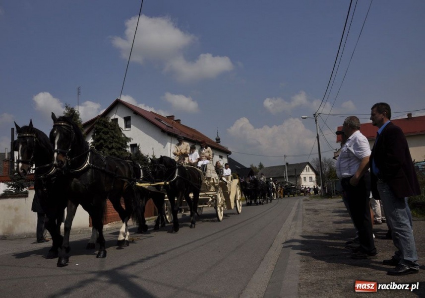 Zdjęcie w galerii na portalu naszraciborz.pl: Biskupa wsadzili do królewskiej karocy wiadomości z regionu