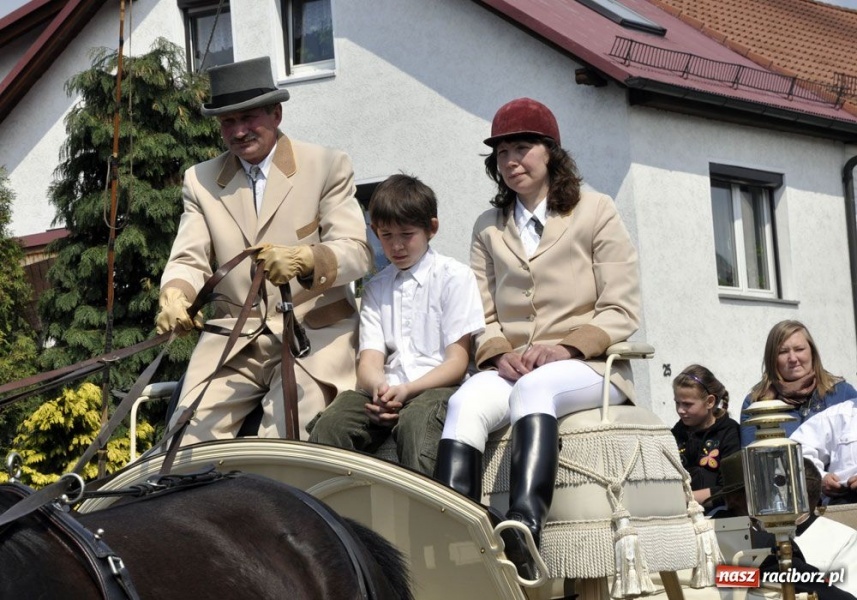 Zdjęcie w galerii na portalu naszraciborz.pl: Biskupa wsadzili do królewskiej karocy wiadomości z regionu