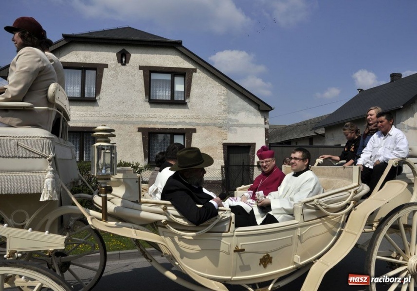 Zdjęcie w galerii na portalu naszraciborz.pl: Biskupa wsadzili do królewskiej karocy wiadomości z regionu