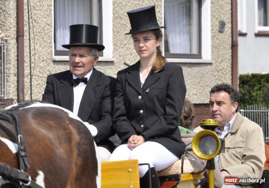 Zdjęcie w galerii na portalu naszraciborz.pl: Biskupa wsadzili do królewskiej karocy wiadomości z regionu