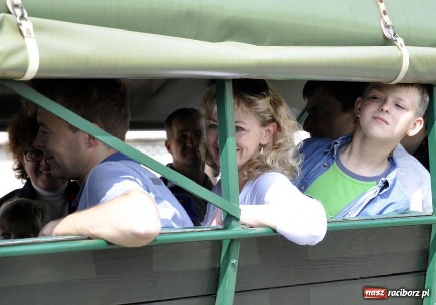 Zdjęcie w galerii na portalu naszraciborz.pl: Biskupa wsadzili do królewskiej karocy wiadomości z regionu