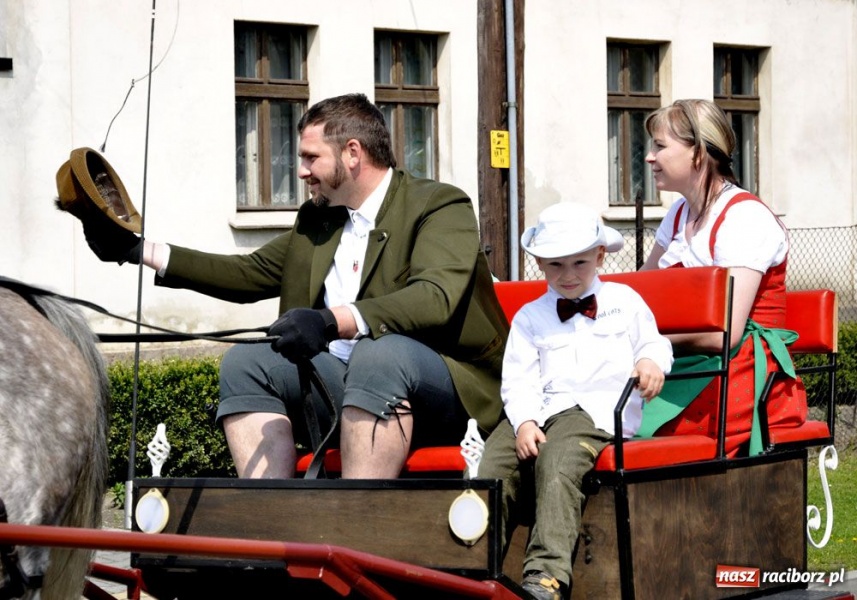 Zdjęcie w galerii na portalu naszraciborz.pl: Biskupa wsadzili do królewskiej karocy wiadomości z regionu