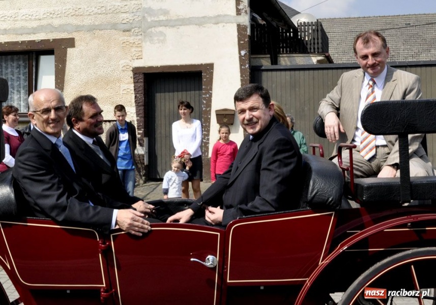 Zdjęcie w galerii na portalu naszraciborz.pl: Biskupa wsadzili do królewskiej karocy wiadomości z regionu