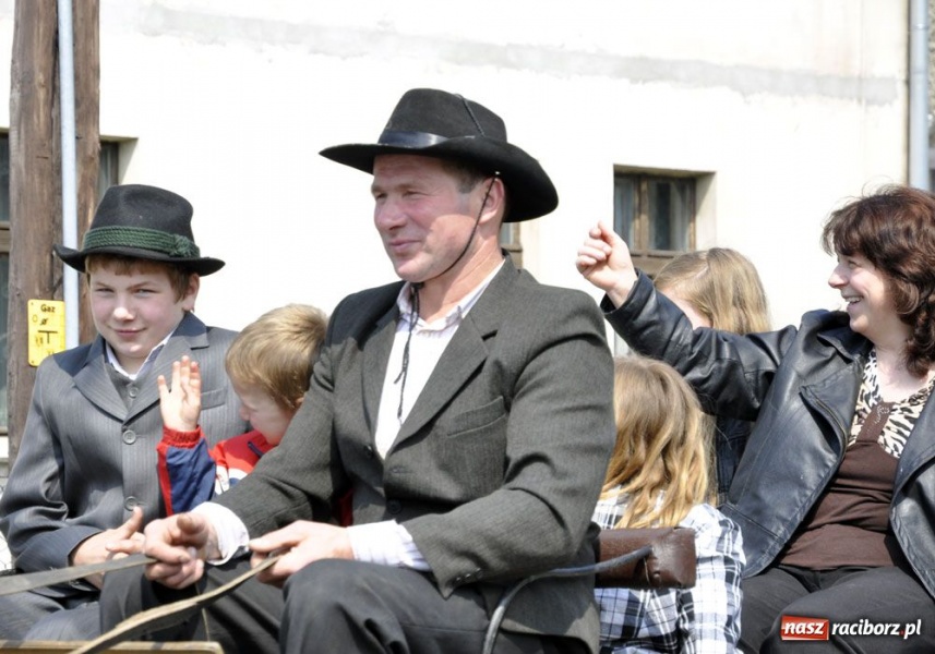 Zdjęcie w galerii na portalu naszraciborz.pl: Biskupa wsadzili do królewskiej karocy wiadomości z regionu