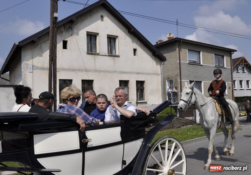 Zdjęcie w galerii na portalu naszraciborz.pl: Biskupa wsadzili do królewskiej karocy wiadomości z regionu