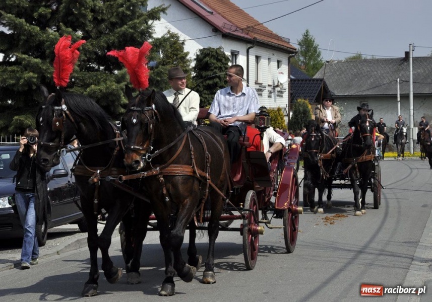 Zdjęcie w galerii na portalu naszraciborz.pl: Biskupa wsadzili do królewskiej karocy wiadomości z regionu