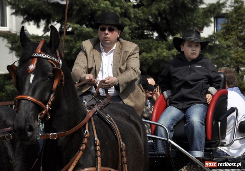 Zdjęcie w galerii na portalu naszraciborz.pl: Biskupa wsadzili do królewskiej karocy wiadomości z regionu