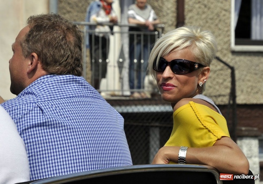 Zdjęcie w galerii na portalu naszraciborz.pl: Biskupa wsadzili do królewskiej karocy wiadomości z regionu