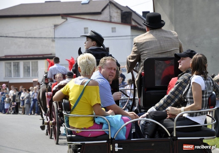 Zdjęcie w galerii na portalu naszraciborz.pl: Biskupa wsadzili do królewskiej karocy wiadomości z regionu