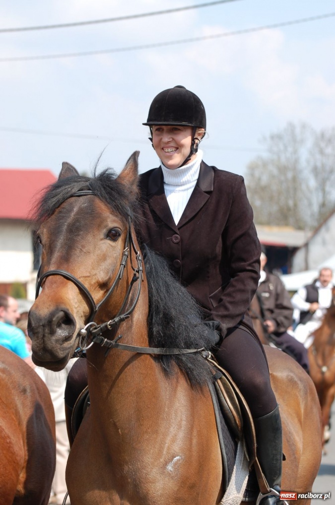 Zdjęcie w galerii na portalu naszraciborz.pl: Biskupa wsadzili do królewskiej karocy wiadomości z regionu