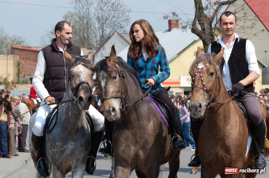 Zdjęcie w galerii na portalu naszraciborz.pl: Biskupa wsadzili do królewskiej karocy wiadomości z regionu