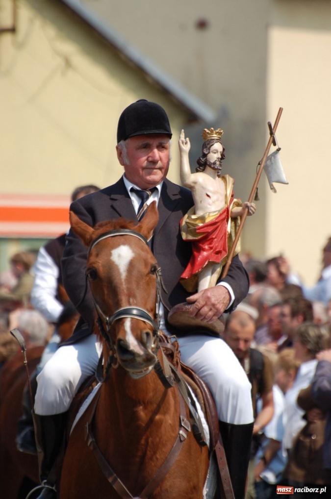 Zdjęcie w galerii na portalu naszraciborz.pl: Biskupa wsadzili do królewskiej karocy wiadomości z regionu