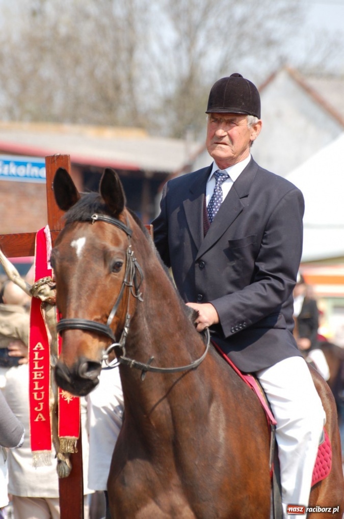 Zdjęcie w galerii na portalu naszraciborz.pl: Biskupa wsadzili do królewskiej karocy wiadomości z regionu