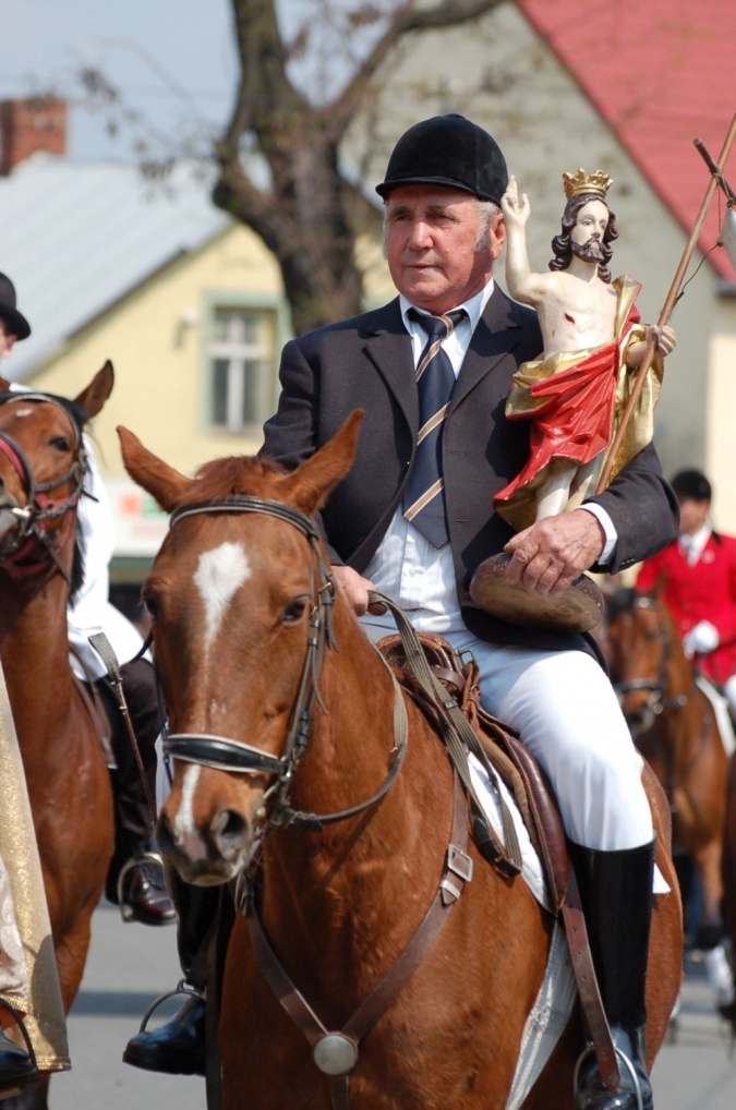 Zdjęcie w galerii na portalu naszraciborz.pl: Biskupa wsadzili do królewskiej karocy wiadomości z regionu