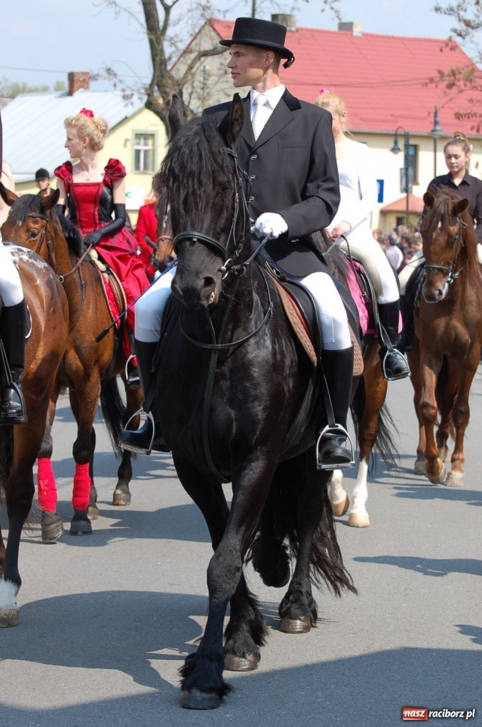 Zdjęcie w galerii na portalu naszraciborz.pl: Biskupa wsadzili do królewskiej karocy wiadomości z regionu