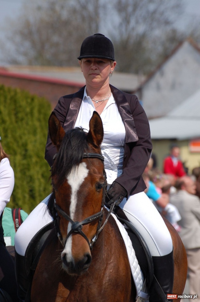 Zdjęcie w galerii na portalu naszraciborz.pl: Biskupa wsadzili do królewskiej karocy wiadomości z regionu