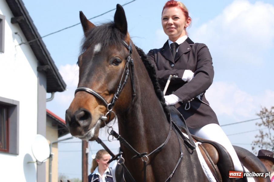 Zdjęcie w galerii na portalu naszraciborz.pl: Biskupa wsadzili do królewskiej karocy wiadomości z regionu