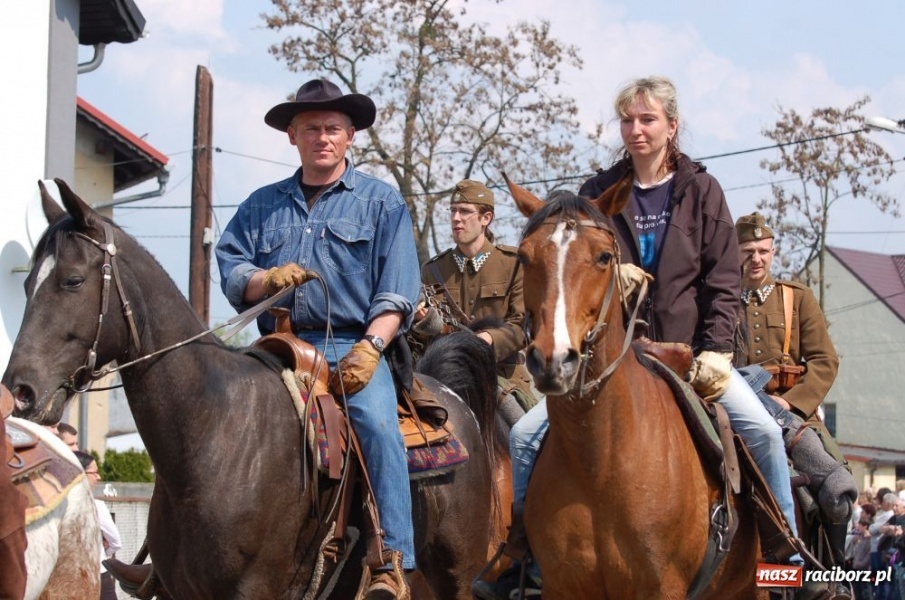 Zdjęcie w galerii na portalu naszraciborz.pl: Biskupa wsadzili do królewskiej karocy wiadomości z regionu