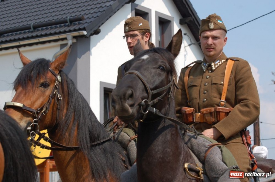 Zdjęcie w galerii na portalu naszraciborz.pl: Biskupa wsadzili do królewskiej karocy wiadomości z regionu