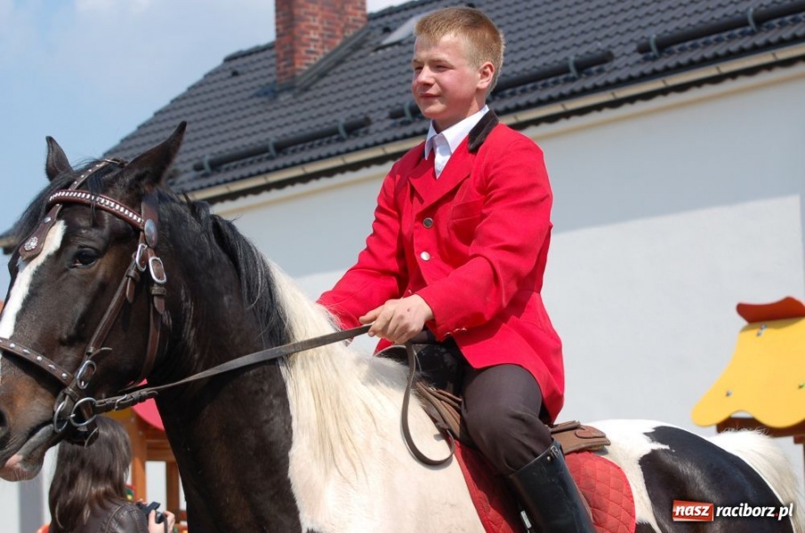 Zdjęcie w galerii na portalu naszraciborz.pl: Biskupa wsadzili do królewskiej karocy wiadomości z regionu