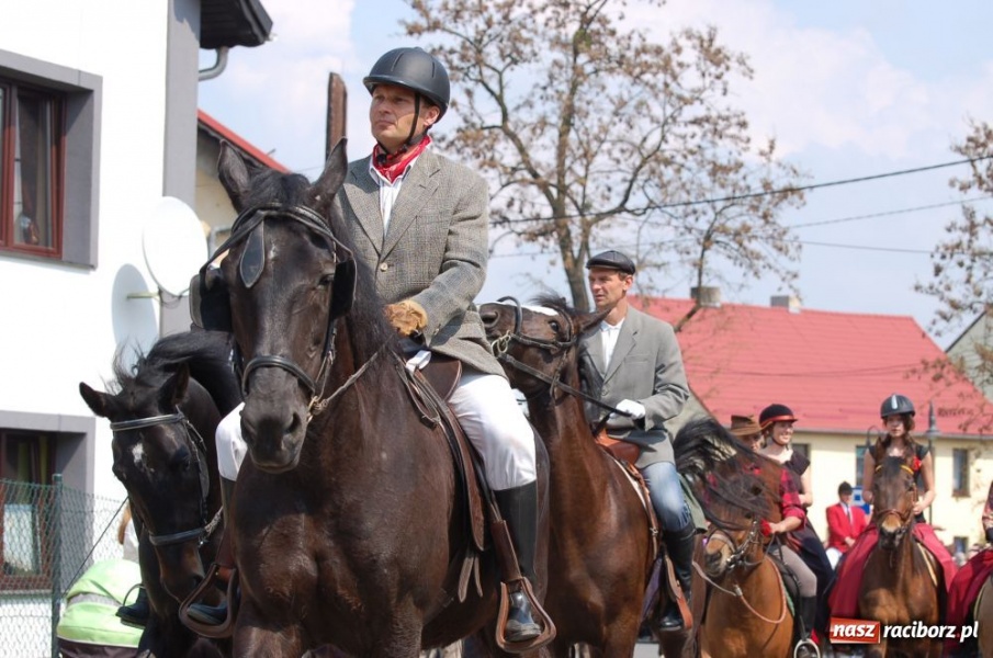Zdjęcie w galerii na portalu naszraciborz.pl: Biskupa wsadzili do królewskiej karocy wiadomości z regionu