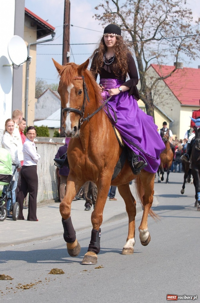 Zdjęcie w galerii na portalu naszraciborz.pl: Biskupa wsadzili do królewskiej karocy wiadomości z regionu