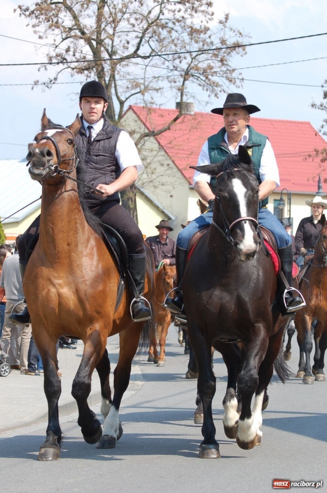 Zdjęcie w galerii na portalu naszraciborz.pl: Biskupa wsadzili do królewskiej karocy wiadomości z regionu