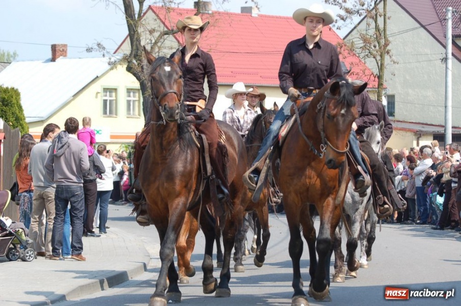 Zdjęcie w galerii na portalu naszraciborz.pl: Biskupa wsadzili do królewskiej karocy wiadomości z regionu