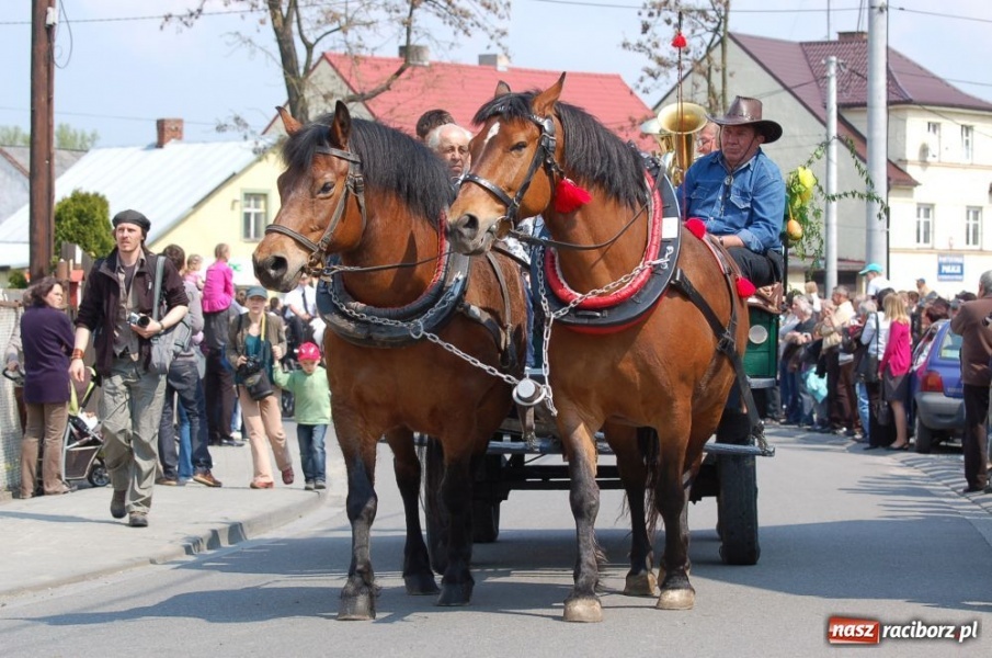 Zdjęcie w galerii na portalu naszraciborz.pl: Biskupa wsadzili do królewskiej karocy wiadomości z regionu