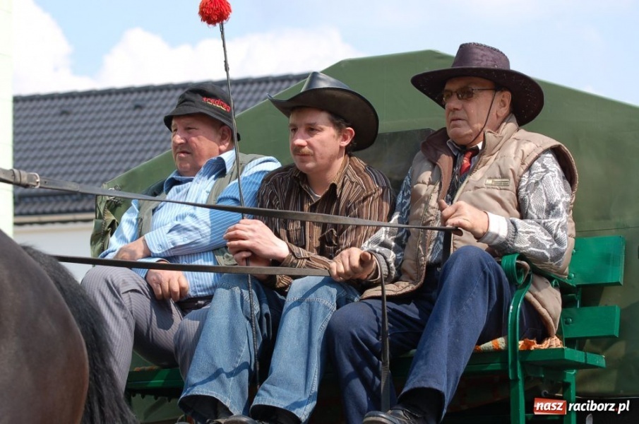 Zdjęcie w galerii na portalu naszraciborz.pl: Biskupa wsadzili do królewskiej karocy wiadomości z regionu