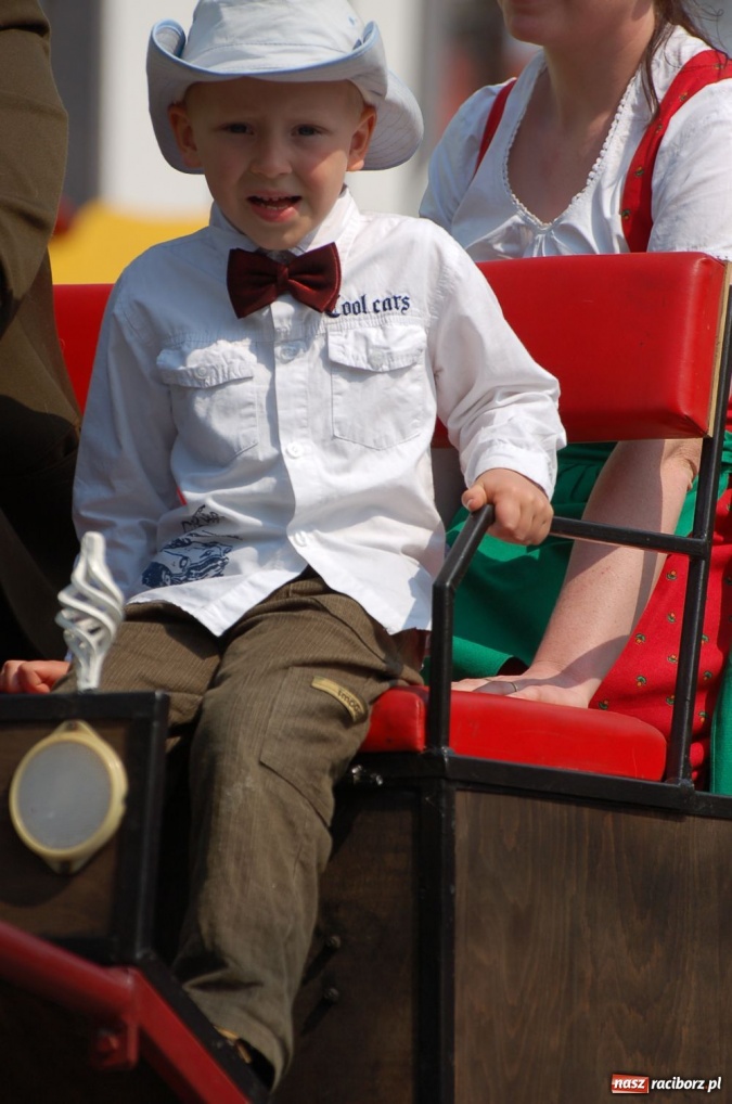 Zdjęcie w galerii na portalu naszraciborz.pl: Biskupa wsadzili do królewskiej karocy wiadomości z regionu