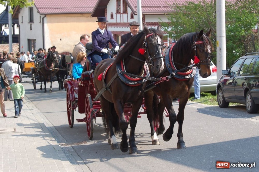 Zdjęcie w galerii na portalu naszraciborz.pl: Biskupa wsadzili do królewskiej karocy wiadomości z regionu