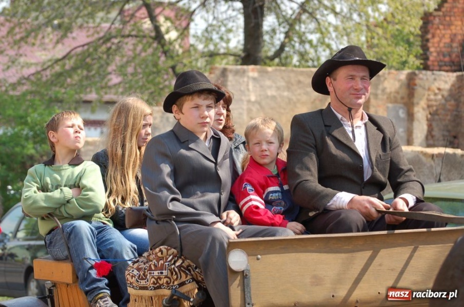 Zdjęcie w galerii na portalu naszraciborz.pl: Biskupa wsadzili do królewskiej karocy wiadomości z regionu