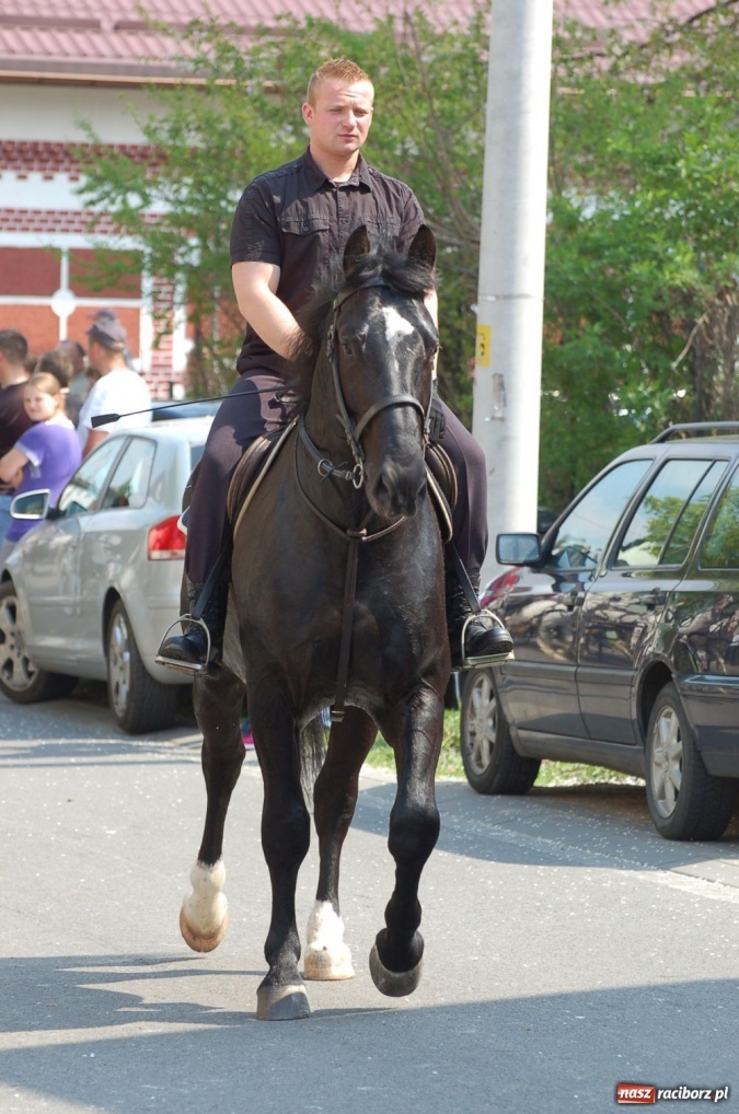Zdjęcie w galerii na portalu naszraciborz.pl: Biskupa wsadzili do królewskiej karocy wiadomości z regionu