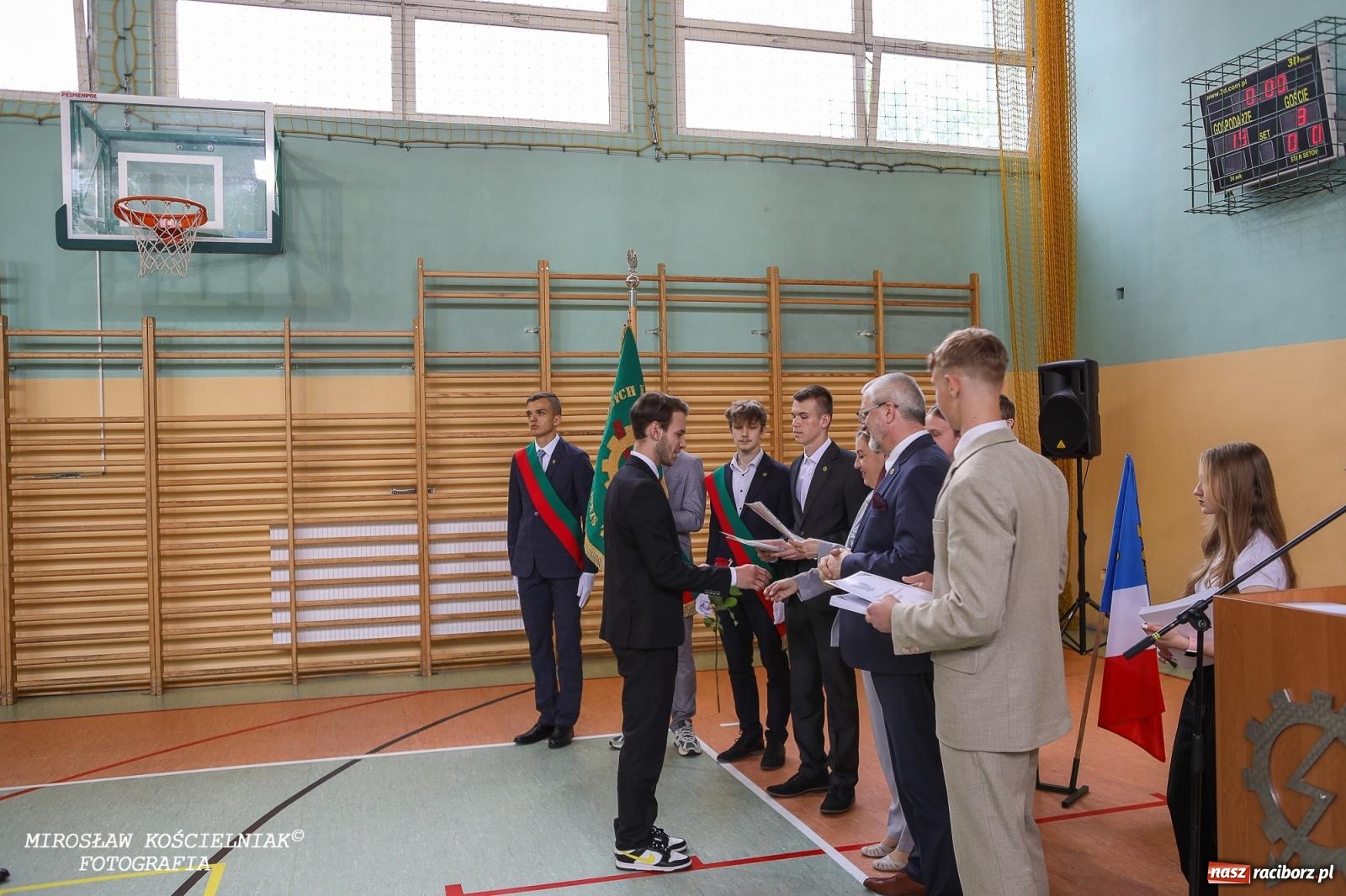 Zdjęcie w galerii na portalu naszraciborz.pl: Raciborska politechnika nad Odrą pożegnała absolwentów wiadomości z regionu