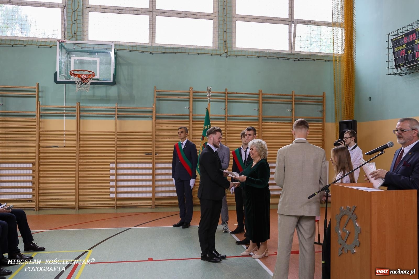 Zdjęcie w galerii na portalu naszraciborz.pl: Raciborska politechnika nad Odrą pożegnała absolwentów wiadomości z regionu