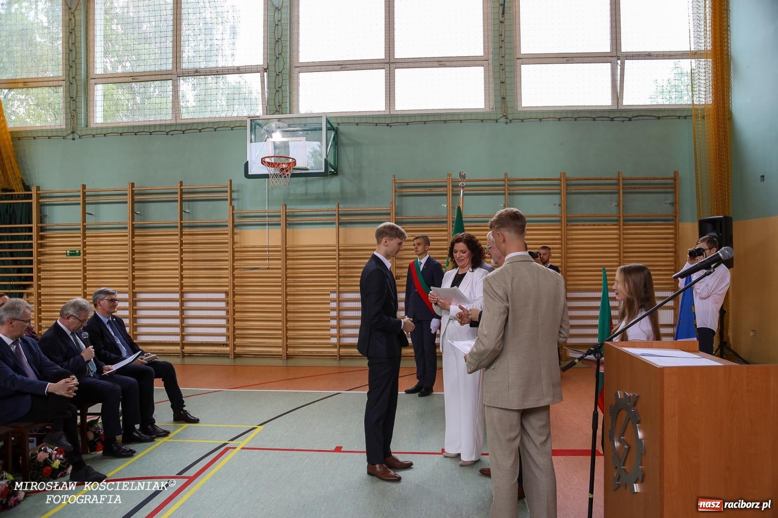 Zdjęcie w galerii na portalu naszraciborz.pl: Raciborska politechnika nad Odrą pożegnała absolwentów wiadomości z regionu