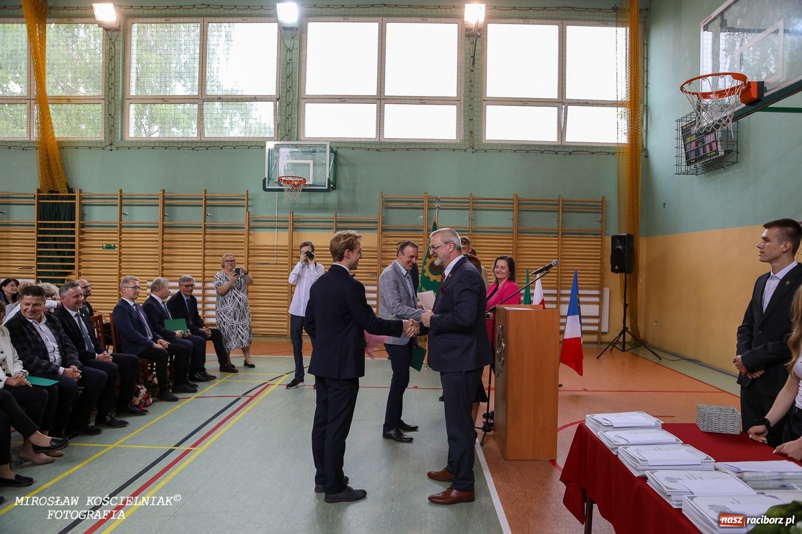 Zdjęcie w galerii na portalu naszraciborz.pl: Raciborska politechnika nad Odrą pożegnała absolwentów wiadomości z regionu