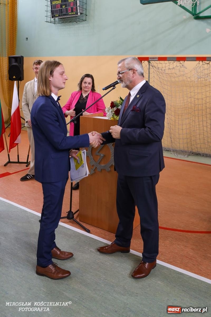 Zdjęcie w galerii na portalu naszraciborz.pl: Raciborska politechnika nad Odrą pożegnała absolwentów wiadomości z regionu