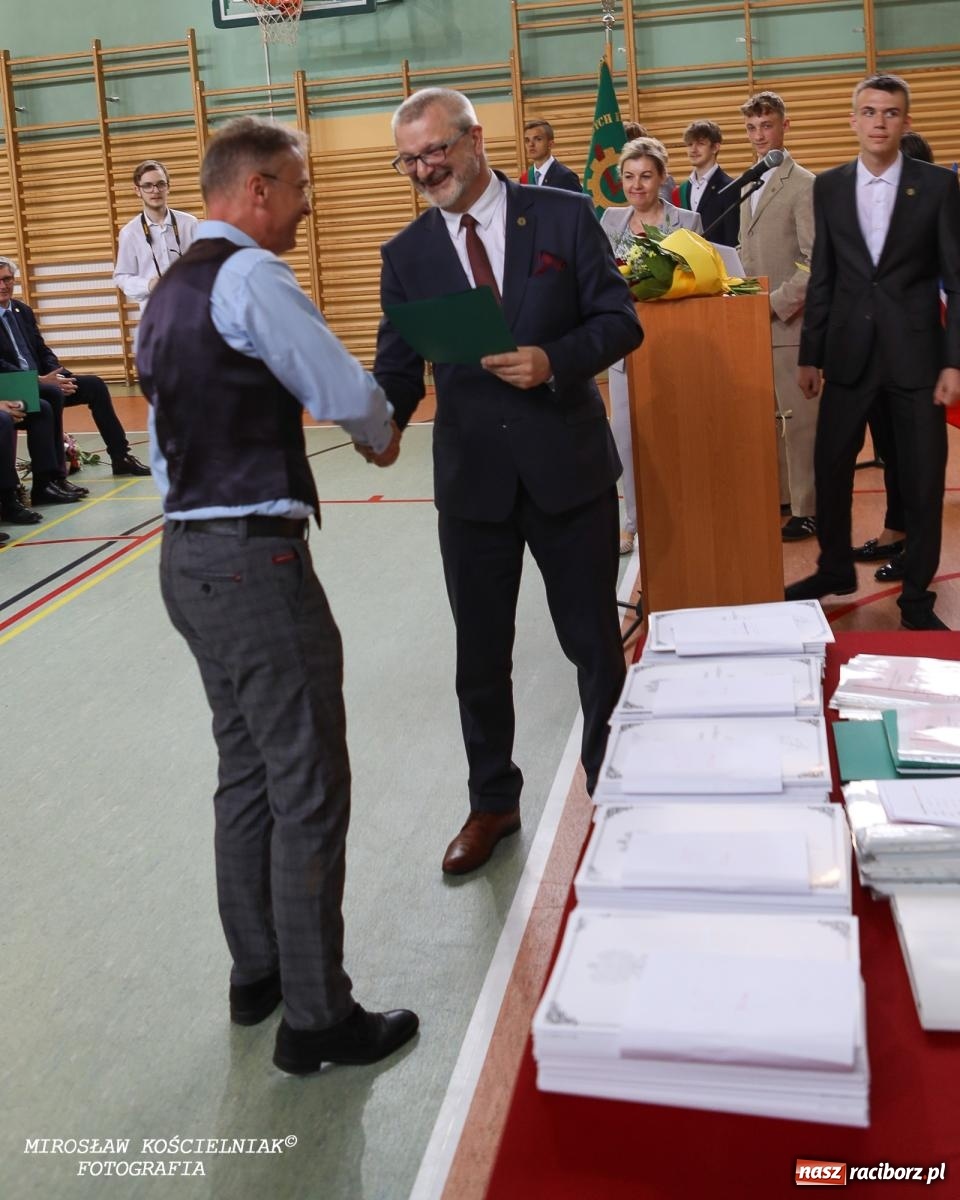 Zdjęcie w galerii na portalu naszraciborz.pl: Raciborska politechnika nad Odrą pożegnała absolwentów wiadomości z regionu