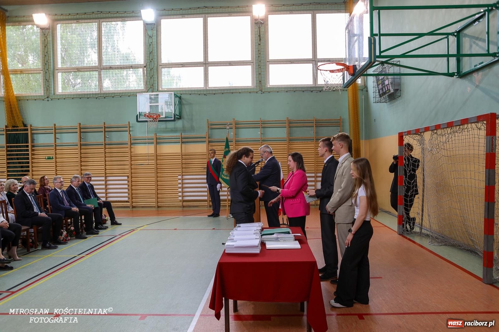 Zdjęcie w galerii na portalu naszraciborz.pl: Raciborska politechnika nad Odrą pożegnała absolwentów wiadomości z regionu