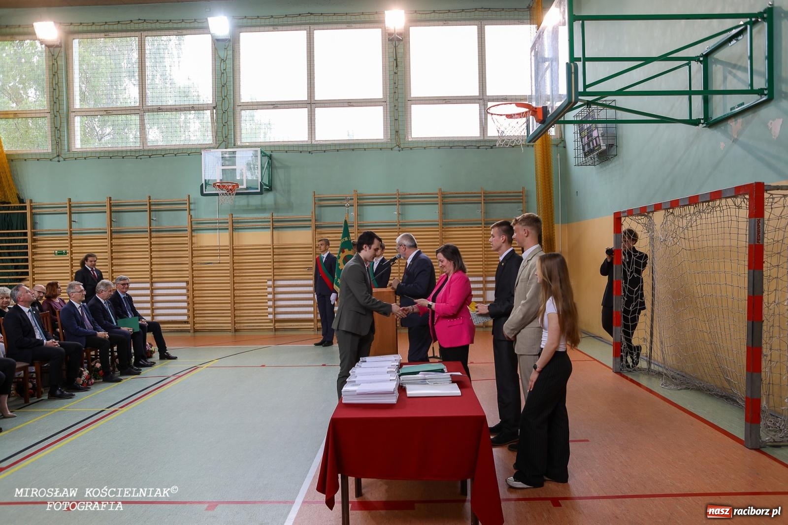 Zdjęcie w galerii na portalu naszraciborz.pl: Raciborska politechnika nad Odrą pożegnała absolwentów wiadomości z regionu