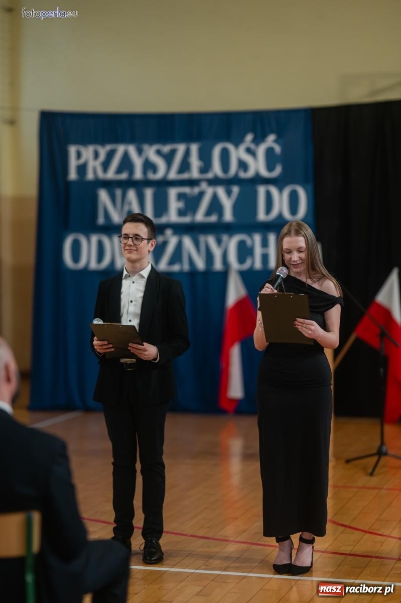 Zdjęcie w galerii na portalu naszraciborz.pl: II LO żegna swoich maturzystów. Są gotowi do podboju świata wiadomości z regionu