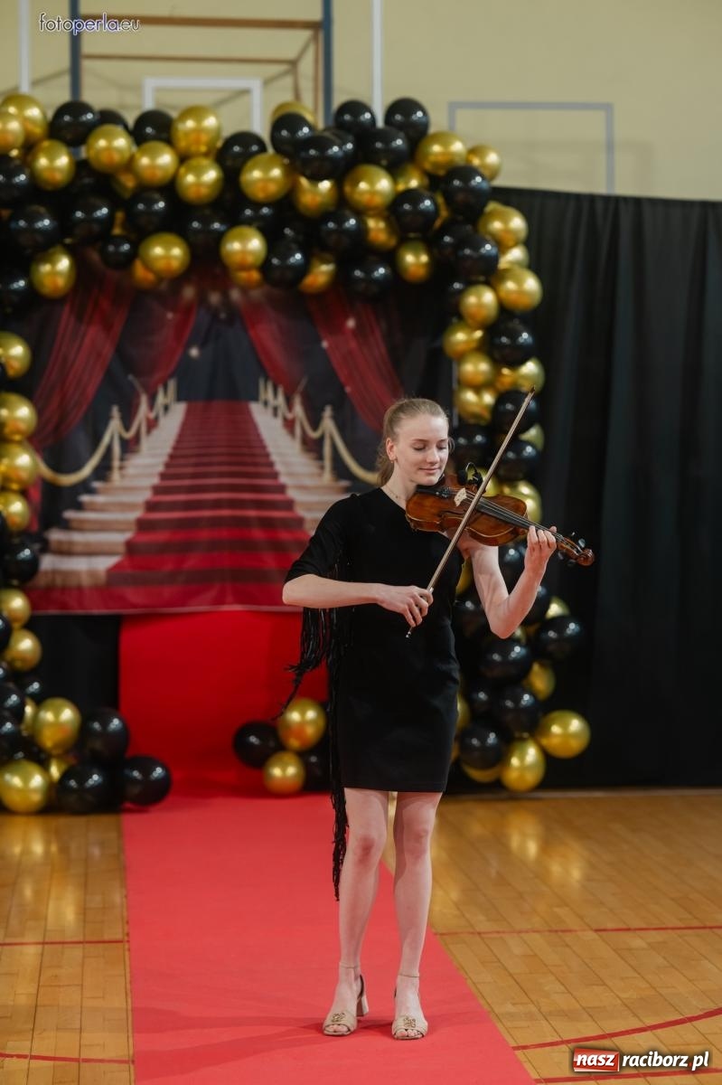 Zdjęcie w galerii na portalu naszraciborz.pl: II LO żegna swoich maturzystów. Są gotowi do podboju świata wiadomości z regionu